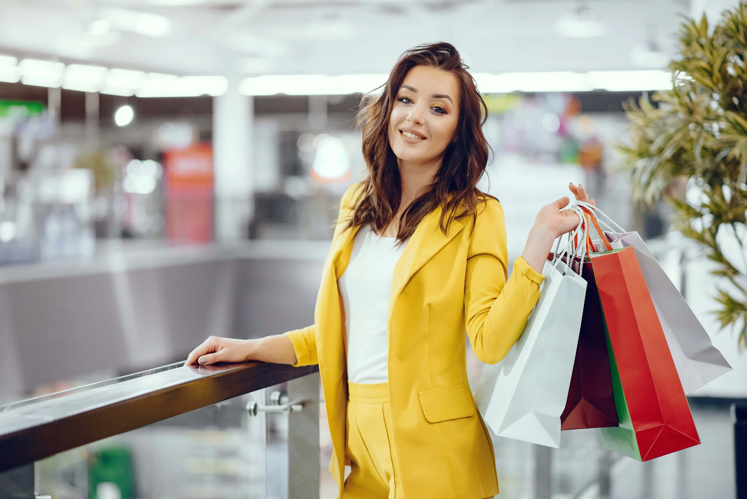 cute-girl-with-shopping-bag-city